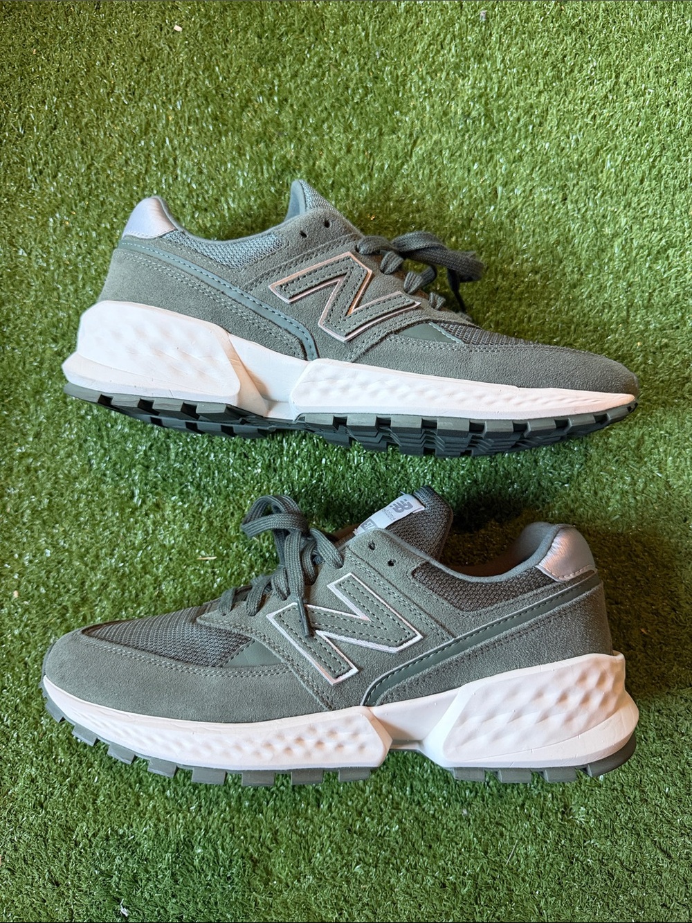 New Balance Men's Green and White Athletic Sneakers